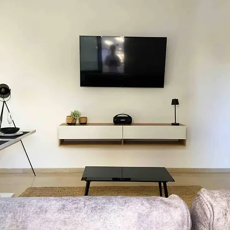 2 Bedroom Family With Free Parking Apartment